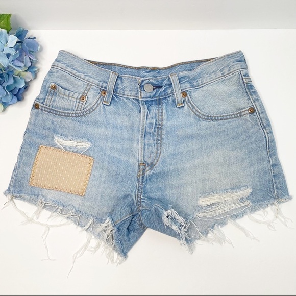LEVI’S 501 Distressed Patched Cut off jean Denim shorts Size 25 - Picture 1 of 10